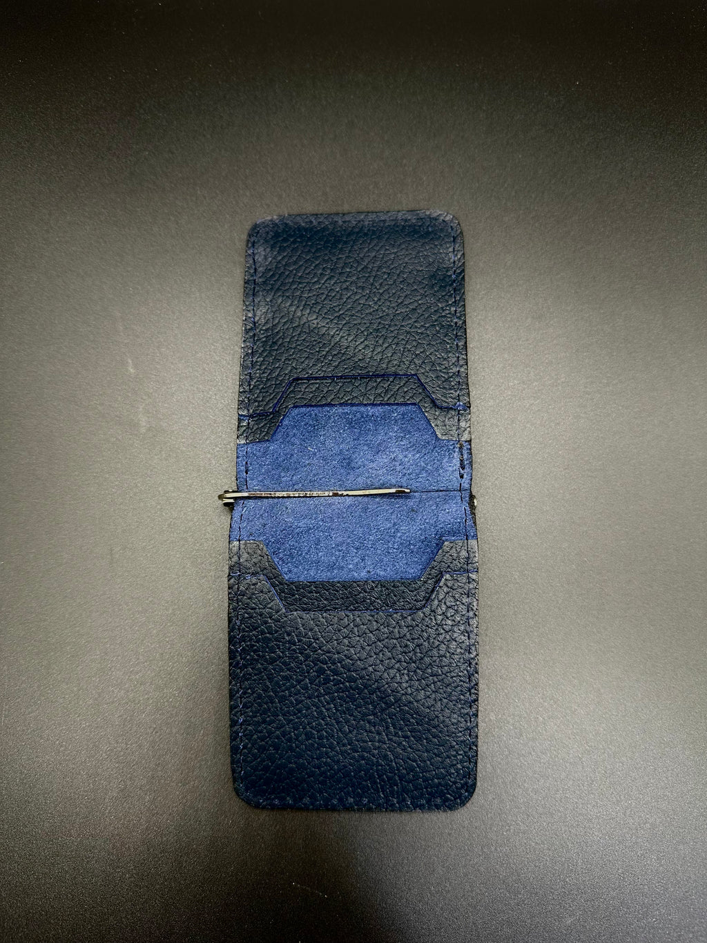 TARJETERO CON CLIP COCODRILO AZUL